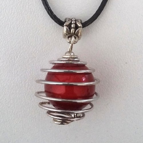 Collier pendentif perle magique rouge en cage