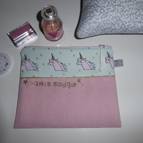 * trousse plate inscription idéal cadeau fêtes des méres  pour une maman toile rose et tissu tendance  motif licorne .