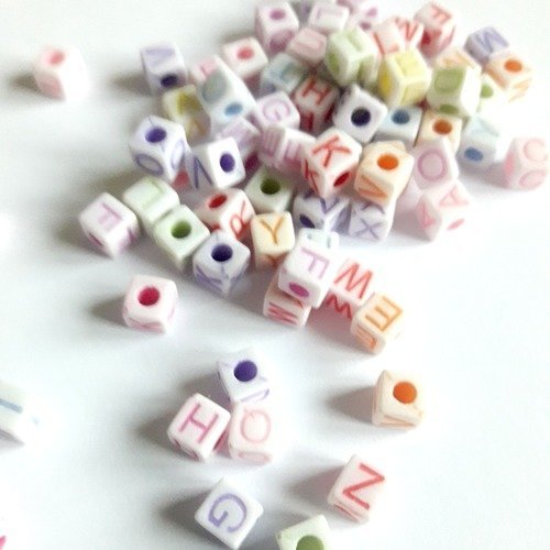 200 perles cubes - carrées, multicolore - lettres 5 mm t41