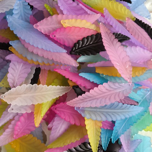 25 pendentifs plumes- feuilles - multicolore - acrylique t23