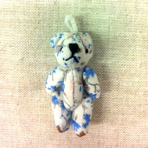 Mini ourson textile  blanc  à petites fleurs bleues et rose clair - liberty t15