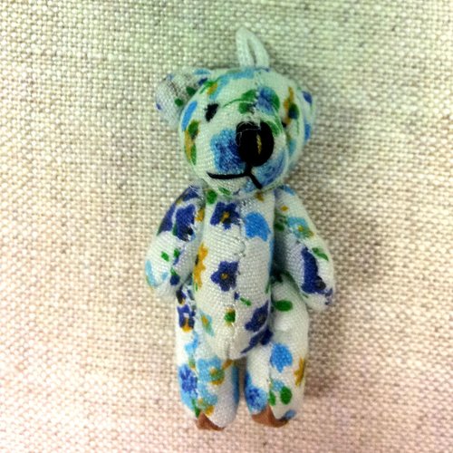 Mini ourson textile  blanc  à petites fleurs bleues - liberty t15
