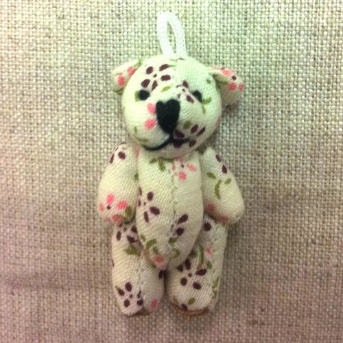 Mini ourson textile  blanc  à petites fleurs roses et prune - liberty - t 14