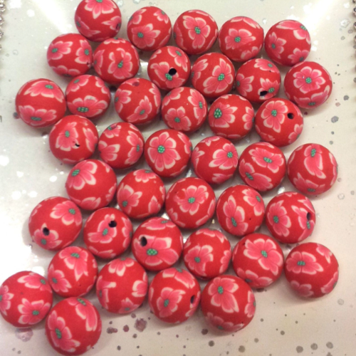 10 perles rondes polymère rouges à fleurs t40