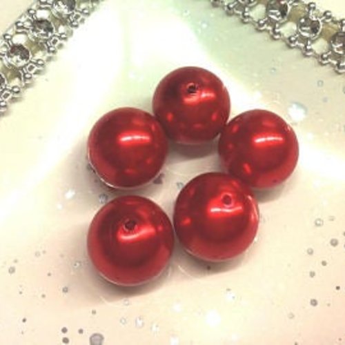 5 perles en verre rouges effet nacré t44
