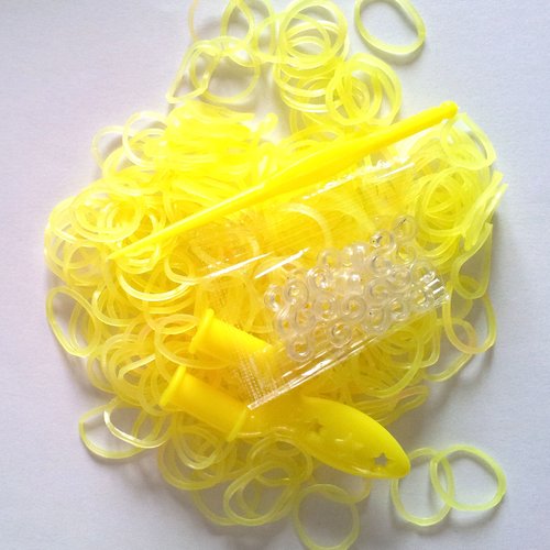 260 élastiques jaunes - 10 fermoirs - 1 crochet - 1 support à tisser