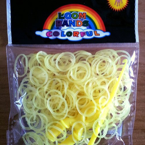 260 élastiques jaunes - 10 fermoirs - 1 crochet