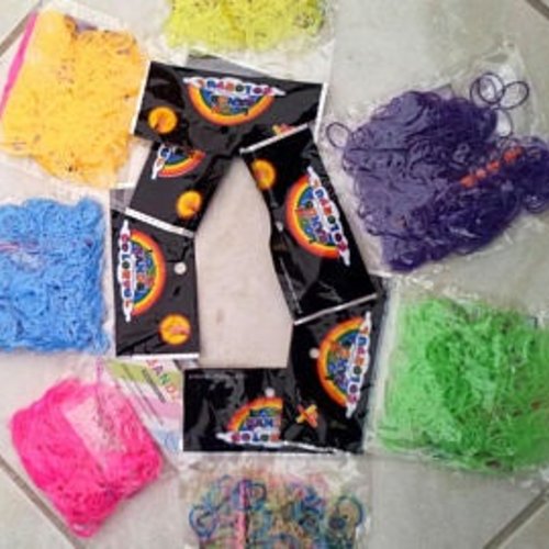 7 sachets élastiques multicolores - 1860 élastiques, 60 fermoirs, 7 crochets
