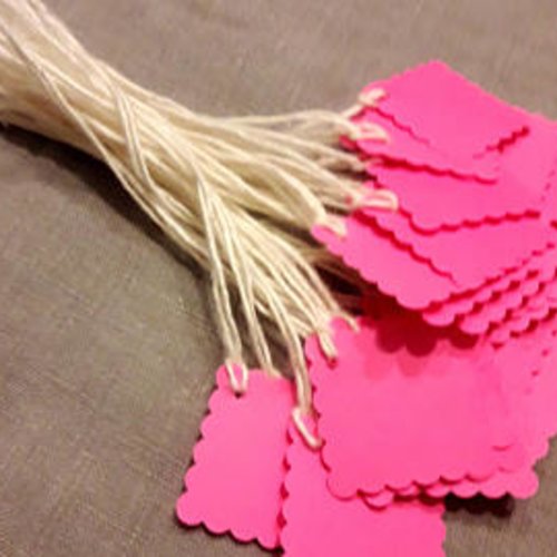 30 étiquettes carrées dentelées en papier rose fluo