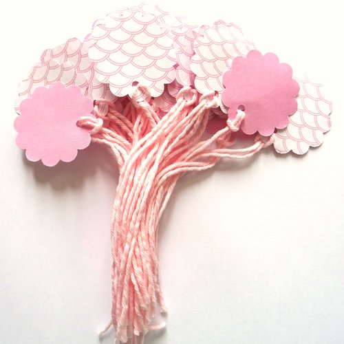 25 étiquettes fleurs en papier motif rose - fil rose