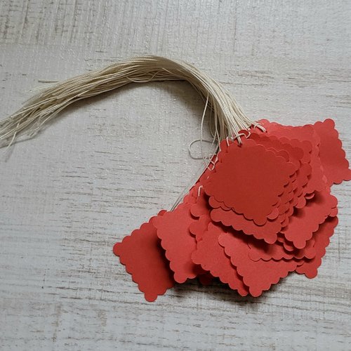 40 étiquettes carrées dentelées en papier rouges