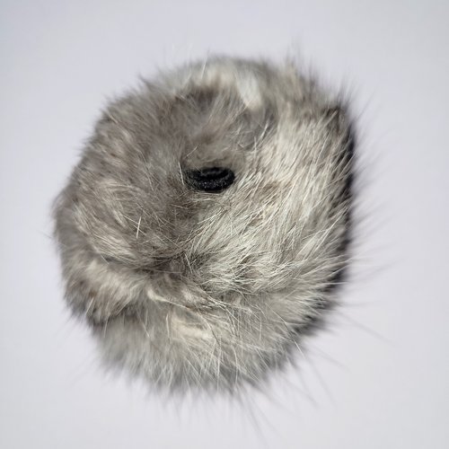 Breloque boule de fourrure grise et blanche