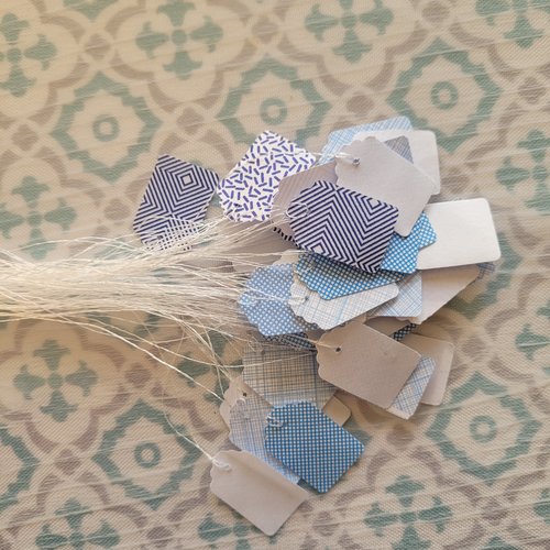 50 étiquettes en papier blanc et motifs bleus