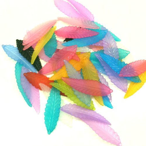 25 pendentifs plumes- feuilles - multicolore - acrylique t23