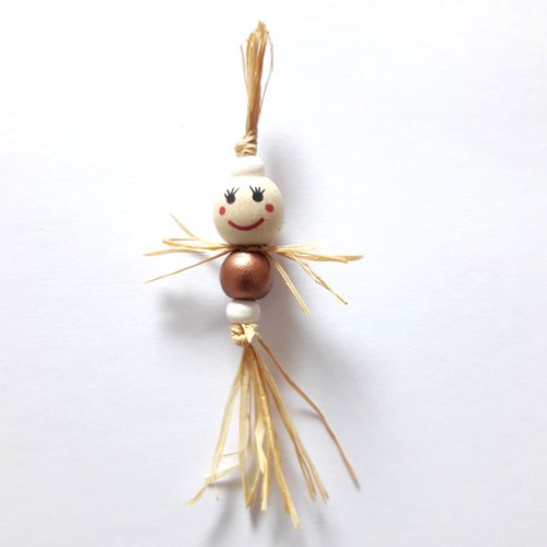 Pendentif figurine, breloque personnage, en perle, raphia et bois t11