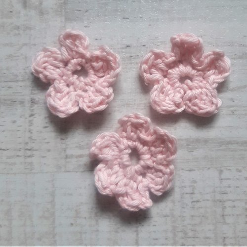 3 fleurs crochet rose tendre 4 cm