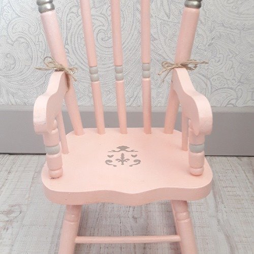 Rocking chair en bois rose pour poupée