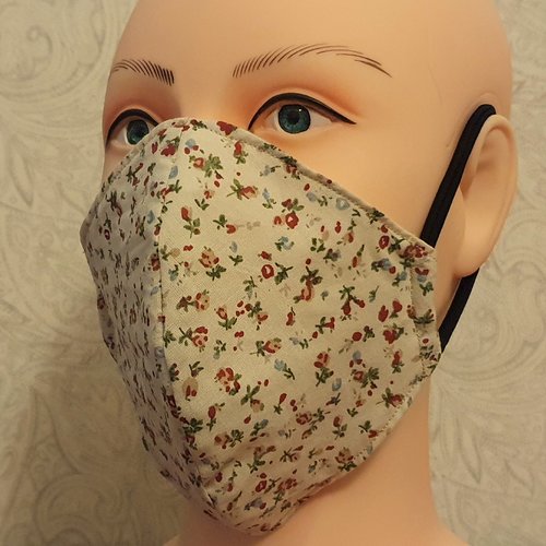 Masque de protection en tissu fleuri vert et bordeaux sur fond écru