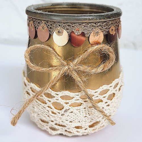 Photophore doré et dentelle
