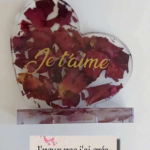 Coeur en résine époxy, pétales de roses rouge séchées,pour dire " je t'aime"