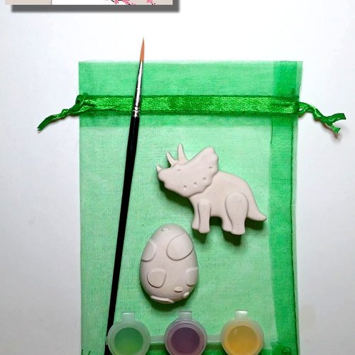 Kit dinosaure tricératops et son oeuf en plâtre à peindre, loisir créatif.