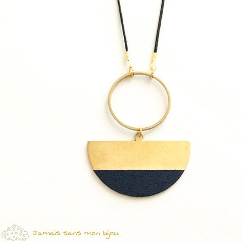 Sautoir original graphique avec pendentif doré demi-lune et papier cuir bleu nuit (marine), fil de coton