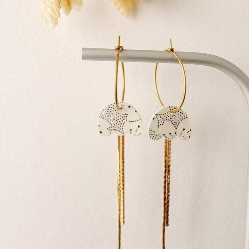 Boucle d'oreille fleurs noires et blanche, modèle miki, résine et papier japonais fleuri, originale élégante, créole or fin 24k,