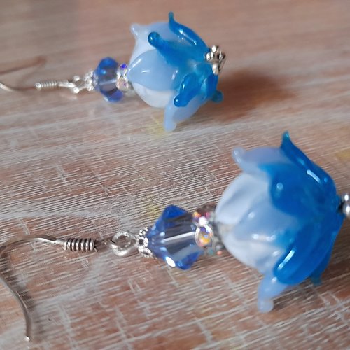 Boucles d'oreilles fleur bleue perles filées au chalumeau