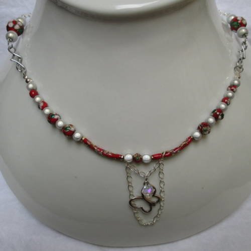 Collier rouge en perles indiennes et perles synthétiques blanches
