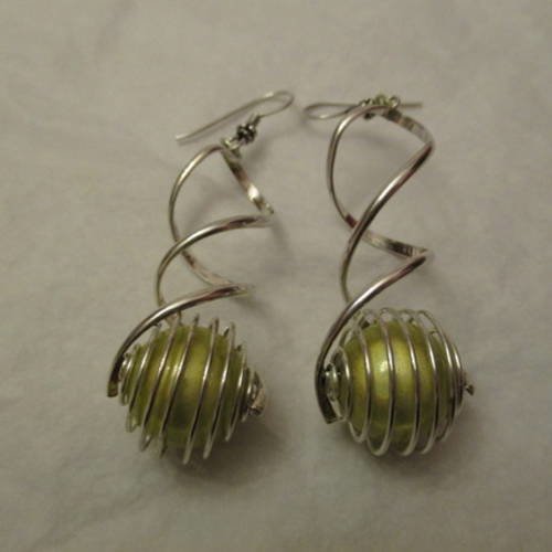 Boucles d'oreilles twist en argent 925/perle magique verte dans une cage