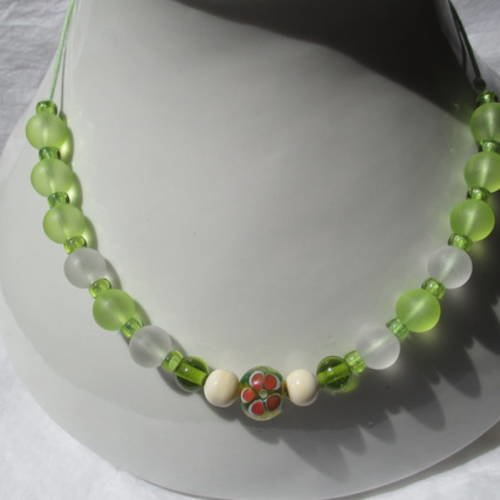 Collier vert et blanc avec perles au chalumeau et perles en verre givré
