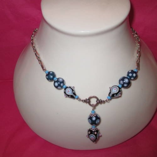 Collier avec perles au chalumeau bleu