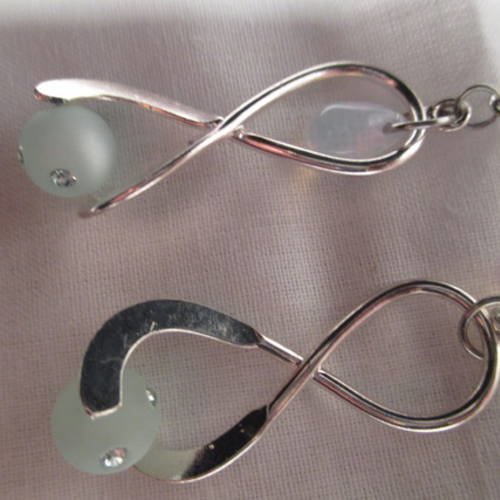 Boucles d'oreilles "twist" en métal argenté et perles
