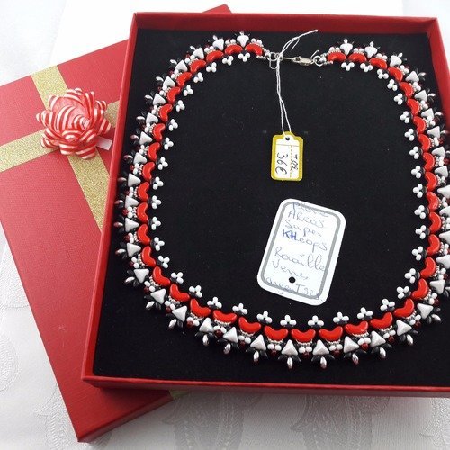 Collier pour une soirée des plus élégante.....en rouge et blanc!