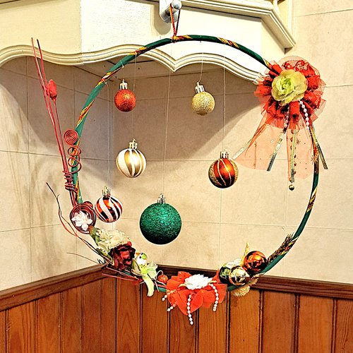 Couronne de noël avec fleurs