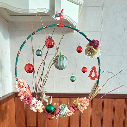 Couronne de noël avec fleurs