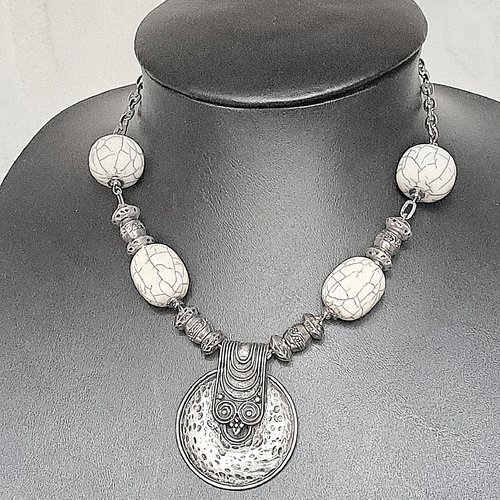Collier grosses perles et pendentif métal argenté style antique
