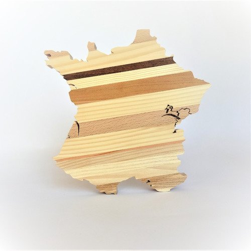 Dessous de plat en bois, forme de de pays, région, département, france, franche-comté, citadelle de besançon