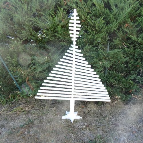 Sapin de noël en bois peint. hauteur 1000 mm (39 3⁄8 in). largeur, 740 mm (29 9/64 in). 19 tasseaux, 19 cubes, lattes de bois blanches