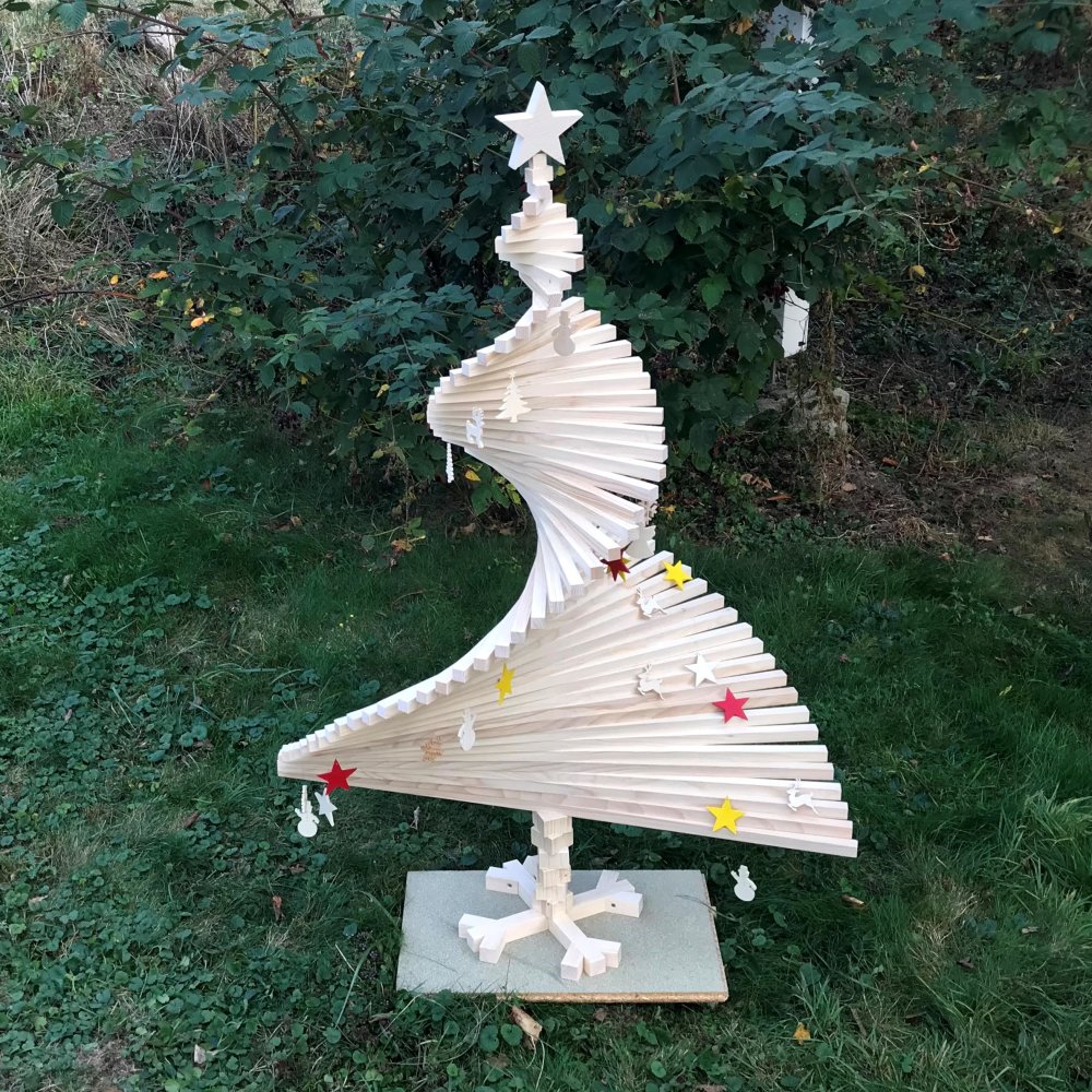 Sapin de noël en bois naturel. hauteur, 1000 mm (39 3⁄8 in). largeur