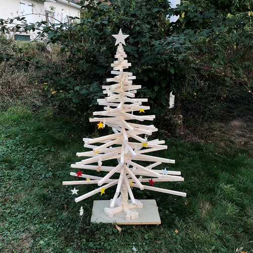 Sapin de noël hauteur, 1000 mm  (39 3⁄8 in) en bois naturel. pied étoile, haut étoile. largeur, 740 mm (29 9⁄64 in).lattes de bois