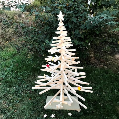 Sapin de noël en bois naturel pied étoile. hauteur, 1250 mm (49 7⁄32in). largeur, 900 mm (35 7⁄16in). 45 lattes orientables