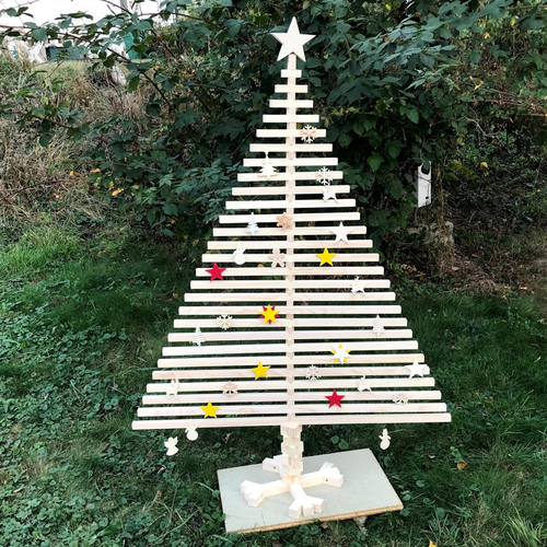 Sapin de noël en bois naturel, pied étoile, haut étoile. hauteur, 1000 mm (39 3⁄8 in). largeur, 740 mm (29 9/64 in). cubes et tasseaux
