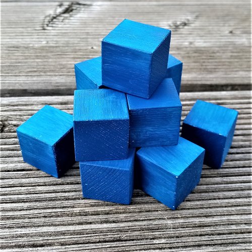Cubes en bois bleu, épicéa 22 mm x 22 mm x 22 mm. poncé très fin à la main. angles adoucis. le lot de 10