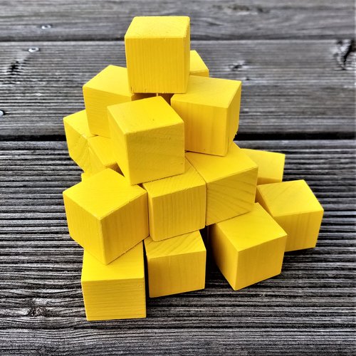 Cubes en bois jaune, épicéa 22 mm x 22 mm x 22 mm. poncé très fin à la main. angles adoucis. le lot de 10