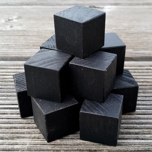 Cubes en bois noir, épicéa 22 mm x 22 mm x 22 mm. poncé très fin à la main. angles adoucis. le lot de 10