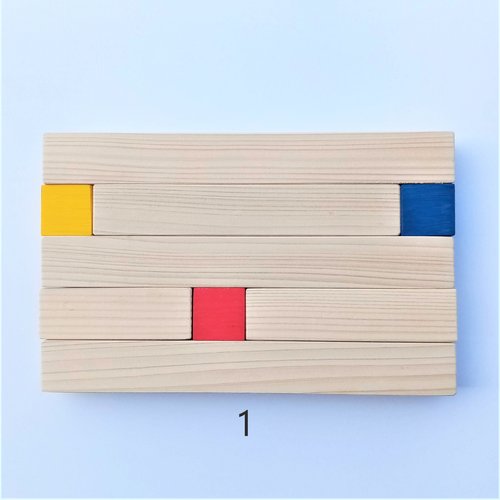 Dessous de plat en bois, fait de tasseaux et cubes de couleurs, bois et peinture naturelle, dimensions 176x110x22