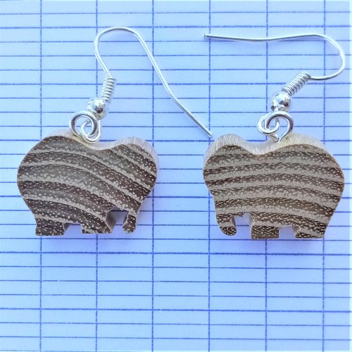 Boucles d'oreilles elephant en bois de robinier, poncé très fin, dimensions: 18x14x4 mm, boucles d'oreilles pendantes bois, découpé main