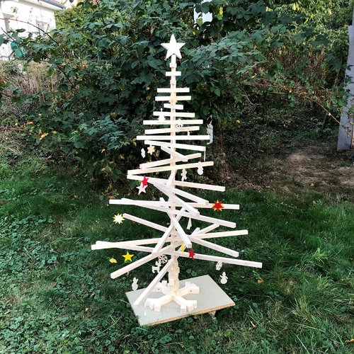 Sapin de noël hauteur, 1250 mm (49 7⁄32in) en bois naturel. pied croix, haut étoile. largeur, 900 mm (35 7⁄16in).lattes orientables