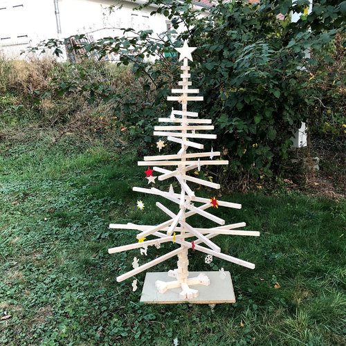 Sapin de noël hauteur, 1250 mm (49 7⁄32in) en bois naturel. pied flocon, haut étoile. largeur, 900 mm (35 7⁄16in).lattes orientables